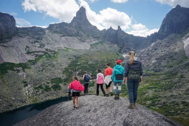 Ergaki, Krasnoyarsk Bölgesi, Rusya - 23 Temmuz 2020: Sayan Dağlarında Yürüyüşçüler