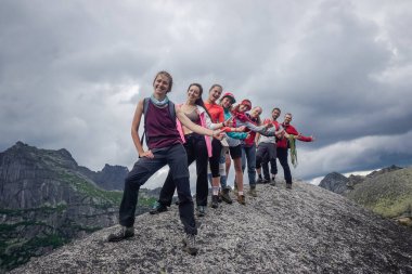 Ergaki, Krasnoyarsk Bölgesi, Rusya - 23 Temmuz 2020: Sayan Dağlarında Yürüyüşçüler