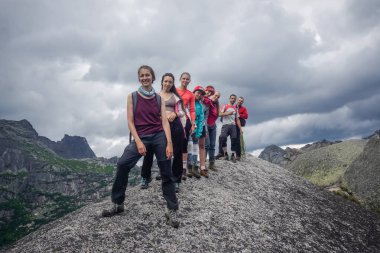 Ergaki, Krasnoyarsk Bölgesi, Rusya - 23 Temmuz 2020: Sayan Dağlarında Yürüyüşçüler