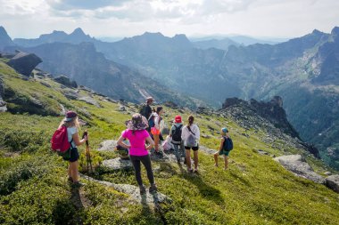 Ergaki, Krasnoyarsk Bölgesi, Rusya - 21 Temmuz 2020: Yürüyüşçüler dağlarda dinleniyor