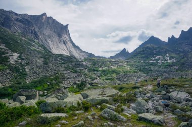 Ergaki, Krasnoyarsk Bölgesi, Rusya - 21 Temmuz 2020: Sayan Dağlarında Yürüyüşçüler