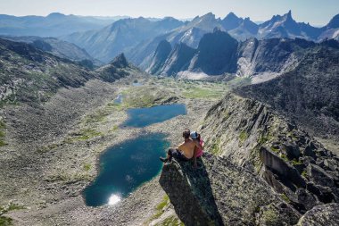 Ergaki, Krasnoyarsk Bölgesi, Rusya - 19 Temmuz 2020: Dağ sırtı yürüyüşçüleri