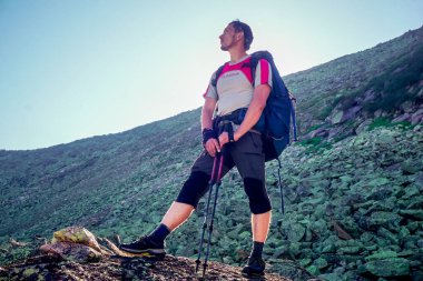 Ergaki, Krasnoyarsk Bölgesi, Rusya - 19 Temmuz 2020: Dağ sırtı yürüyüşçüsü