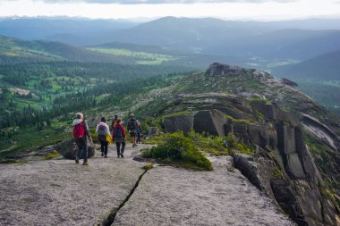 Ergaki, Krasnoyarsk Bölgesi, Rusya - 16 Temmuz 2020: Sayan Dağlarında Yürüyüşçüler
