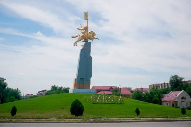 Elista, Rusya - 14 Haziran 2020: Şehrin girişindeki Altın Süvari Anıtı