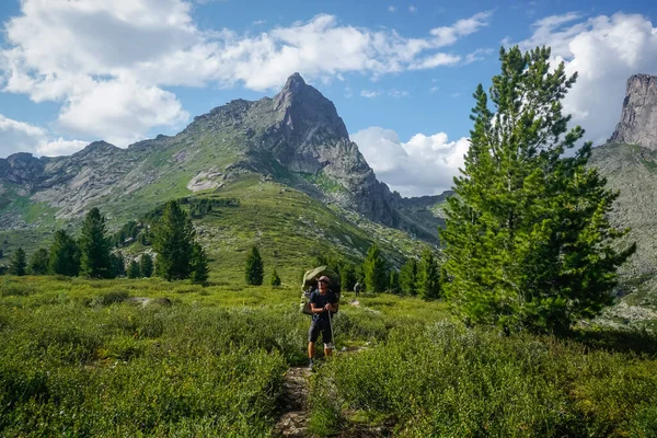 Ergaki, Krasnoyarsk Bölgesi, Rusya - 23 Temmuz 2020: Sayan Dağlarında Yürüyüşçüler