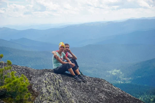 Ergaki, Krasnoyarsk Bölgesi, Rusya - 23 Temmuz 2020: Yürüyüşçüler dağlarda dinleniyor