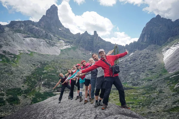 Ergaki, Krasnoyarsk Bölgesi, Rusya - 23 Temmuz 2020: Sayan Dağlarında Yürüyüşçüler