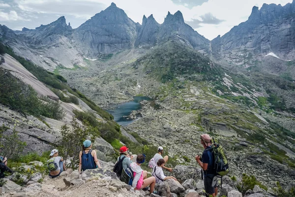 Ergaki, Krasnoyarsk Bölgesi, Rusya - 21 Temmuz 2020: Sayan Dağlarında Yürüyüşçüler