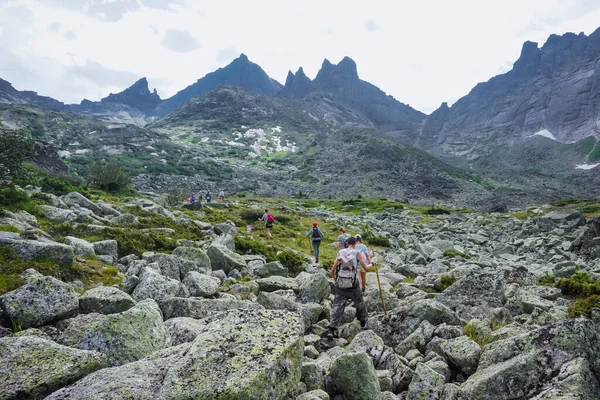 Ergaki, Krasnoyarsk Bölgesi, Rusya - 21 Temmuz 2020: Sayan Dağlarında Yürüyüşçüler