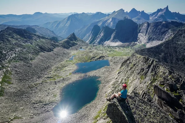 Ergaki, Krasnoyarsk Bölgesi, Rusya - 19 Temmuz 2020: Dağ sırtı yürüyüşçüsü