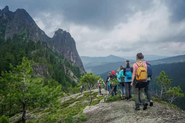 Ergaki, Krasnoyarsk Bölgesi, Rusya - 17 Temmuz 2020: Sayan Dağlarında Yürüyüşçüler