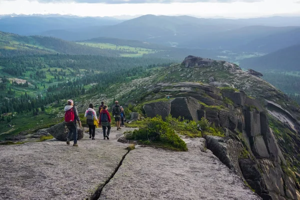 Ergaki, Krasnoyarsk Bölgesi, Rusya - 16 Temmuz 2020: Sayan Dağlarında Yürüyüşçüler
