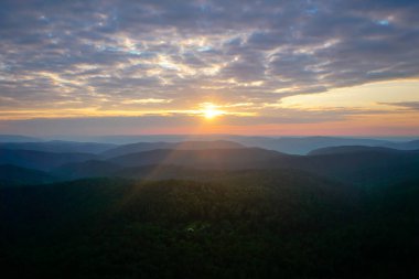 Doğada güzel bir günbatımı rezervi Krasnoyarsk Sütunları