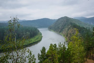 Yazın Krasnoyarsk Krai 'deki Mana Nehri, Sibirya, Rusya