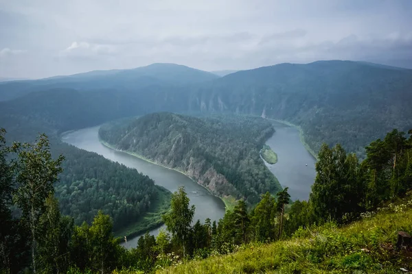 Yazın Krasnoyarsk Krai 'de Mana döngüsü