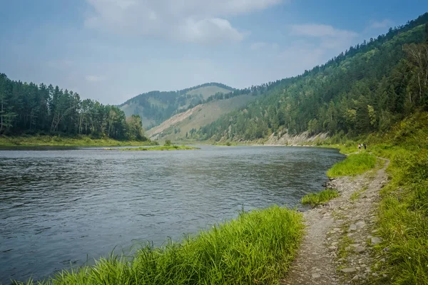 Yazın Krasnoyarsk Krai 'deki Mana Nehri, Sibirya, Rusya