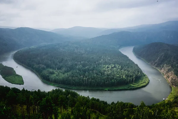 Yazın Krasnoyarsk Krai 'de Mana döngüsü