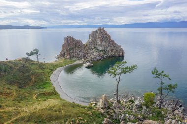 Şamanka kayası ve Olkhon adasındaki Baykal Gölü kıyıları.