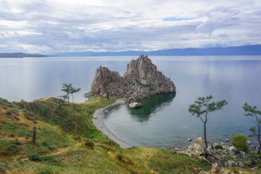 Şamanka kayası ve Olkhon adasındaki Baykal Gölü kıyıları.