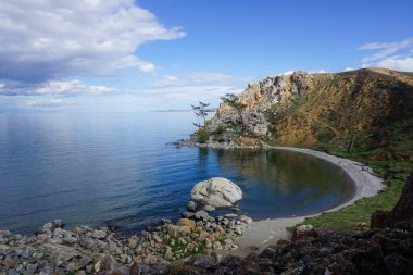 Sibirya 'daki Baykal Gölü' ndeki Olkhon Adası 'nın güzel kıyı şeridi.