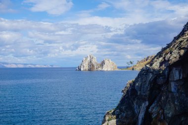 Şamanka kayası ve Olkhon adasındaki Baykal Gölü kıyıları.
