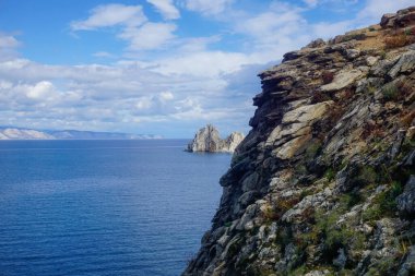 Şamanka kayası ve Olkhon adasındaki Baykal Gölü kıyıları.