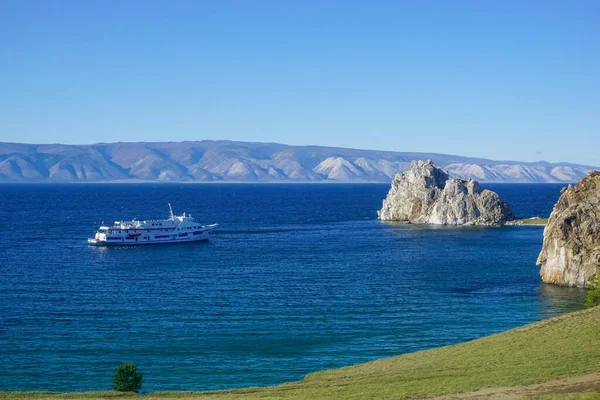 Şaman rock and cruise gemisi Baykal gölünde gün batımında