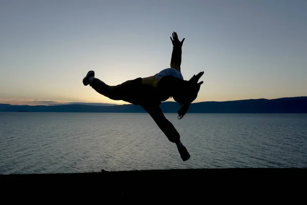 Silhouette Man Doing Acrobatic Exercises Nature Baikal — стоковое фото