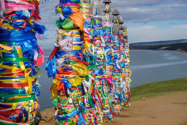 Baykal 'daki Olkhon Adası' ndaki Serge 'nin 13 sütunun anıtı.