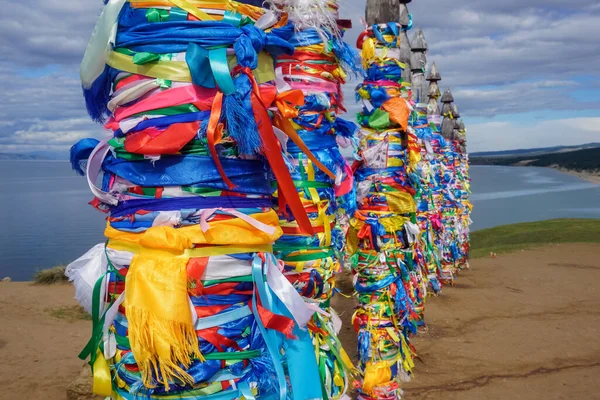 Baykal 'daki Olkhon Adası' ndaki Serge 'nin 13 sütunun anıtı.