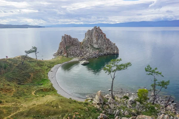 Şamanka kayası ve Olkhon adasındaki Baykal Gölü kıyıları.