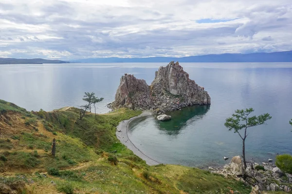 Şamanka kayası ve Olkhon adasındaki Baykal Gölü kıyıları.