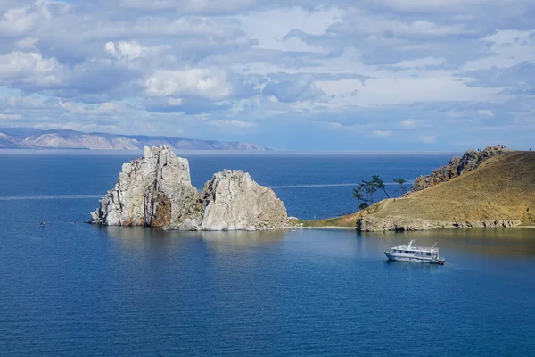 Şamanka kayası ve Olkhon adasındaki Baykal Gölü kıyıları.
