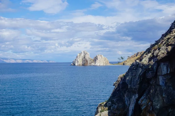 Şamanka kayası ve Olkhon adasındaki Baykal Gölü kıyıları.
