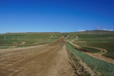 Baykal 'daki Olkhon adasında güzel bir vadiden geçen toprak yol.