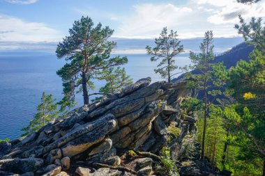 Baykal 'daki Olkhon Adası' ndaki Rocky Dağları