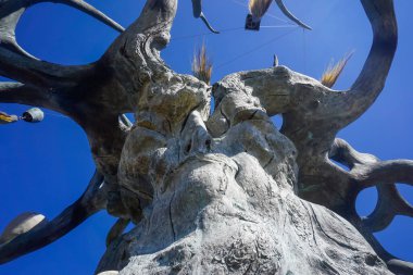 Rusya, Sibirya 'daki Olkhon Adası' nda Bronz Ağaç Bekçisi.