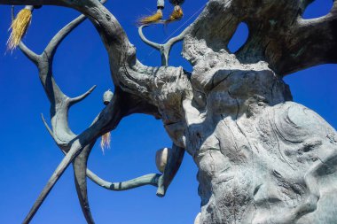 Rusya, Sibirya 'daki Olkhon Adası' nda Bronz Ağaç Bekçisi.