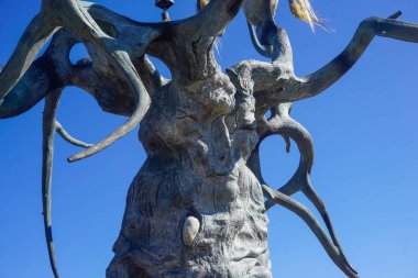 Rusya, Sibirya 'daki Olkhon Adası' nda Bronz Ağaç Bekçisi.