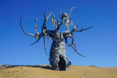 Rusya, Sibirya 'daki Olkhon Adası' nda Bronz Ağaç Bekçisi.
