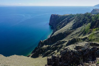 Sibirya 'daki Baykal Gölü' ndeki Olkhon Adası 'nın Rocky sahili.