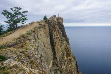 Sibirya 'daki Baykal Gölü' ndeki Olkhon Adası 'nın Rocky sahili.