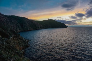 Baykal 'daki Olkhon adasının kıyısında güzel bir gün batımı.