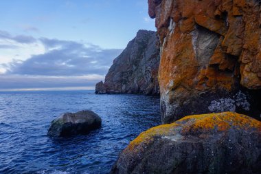 Sibirya 'daki Baykal Gölü' ndeki Olkhon Adası 'nın Rocky sahili.