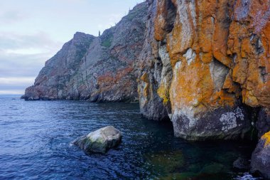 Sibirya 'daki Baykal Gölü' ndeki Olkhon Adası 'nın Rocky sahili.