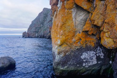 Sibirya 'daki Baykal Gölü' ndeki Olkhon Adası 'nın Rocky sahili.