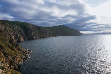 Sibirya 'daki Baykal Gölü' ndeki Olkhon Adası 'nın Rocky sahili.