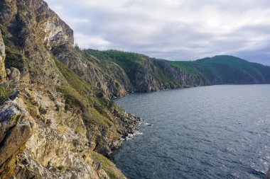 Sibirya 'daki Baykal Gölü' ndeki Olkhon Adası 'nın Rocky sahili.
