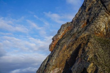 Sibirya 'daki Baykal Gölü' ndeki Olkhon Adası 'nın Rocky sahili.